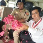 ग़ाज़ियाबाद: हेलीकॉप्टर से पुष्प वर्षा कर शिवभक्त कांवड़ियों का स्वागत