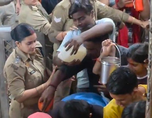 ग़ाज़ियाबाद: एसीपी उपासना पाण्डेय ने दूधेश्वरनाथ मंदिर के गर्भगृह में खुद मौजूद रहकर कराई सुगम जलाभिषेक व्यवस्था